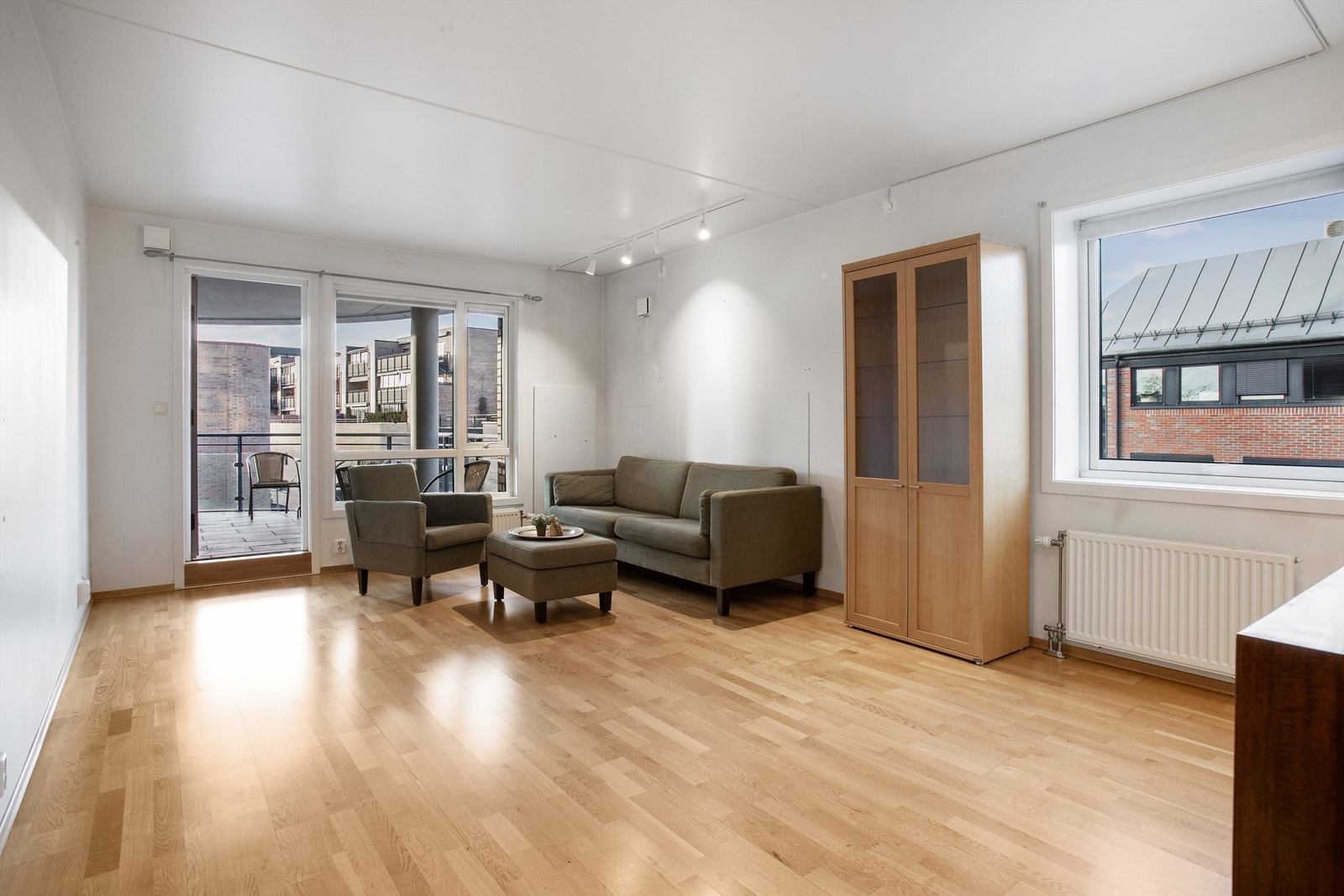 Lys og romslig stue. Her er det god plass til sofa, sofabord, TV og tilhørende møblement samt spisestue til høyre. Galleribilde