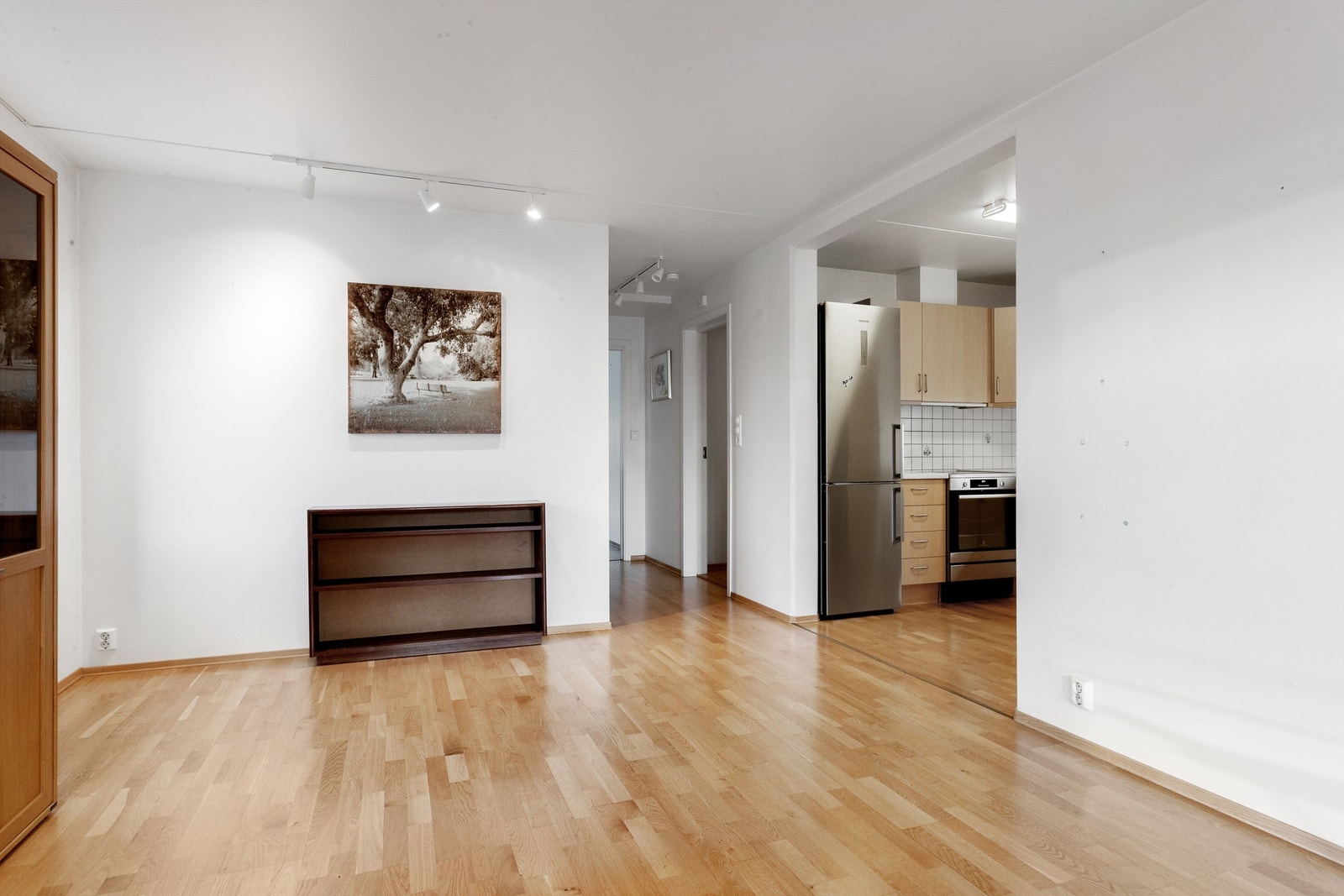 Stuen har god plass til spisebord og stoler i praktisk tilknytning til kjøkkenet. Galleribilde