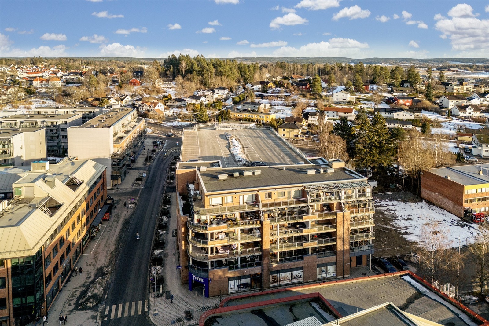 Det er idrettsanlegg og turområder å finne i nærområdet. Galleribilde