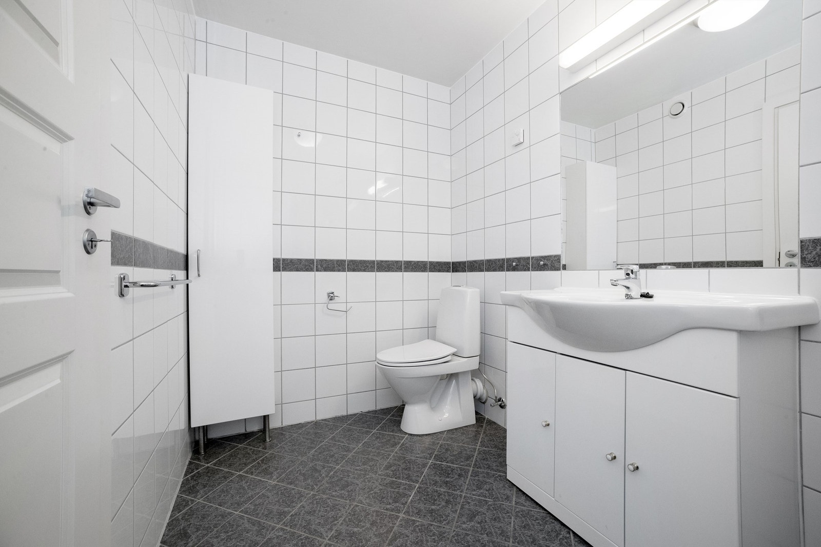 Flislagt, romslig bad fra byggeår. Galleribilde