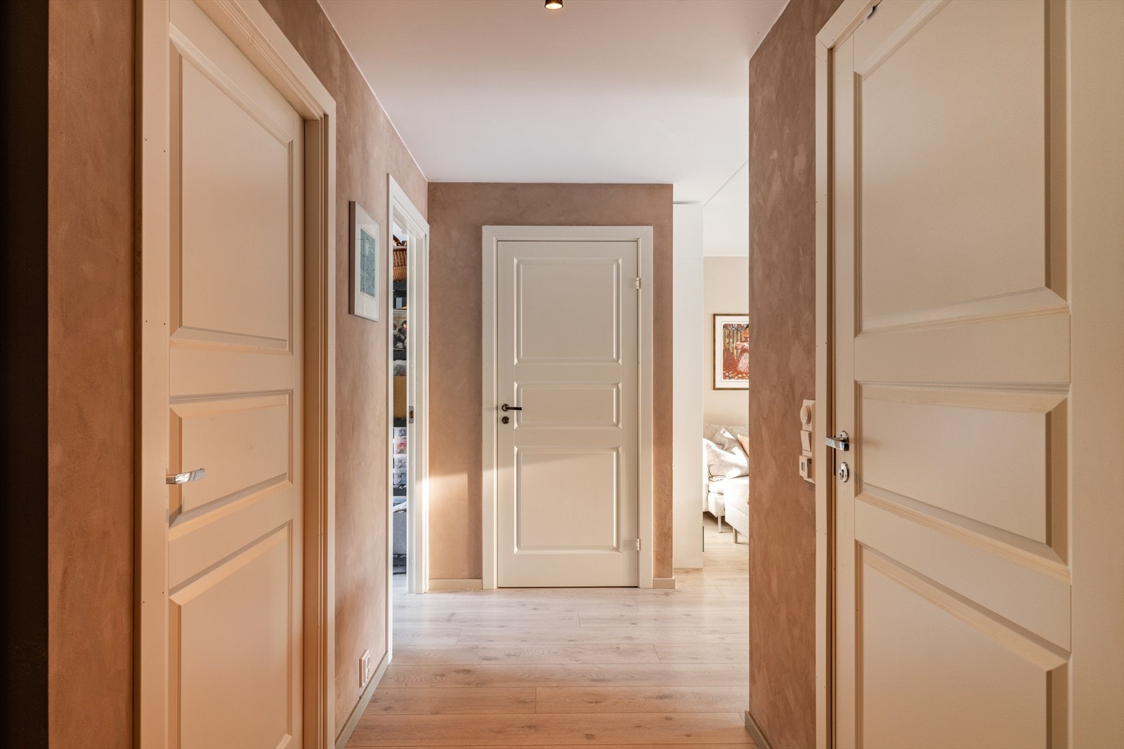 Her er det god plass til sko og yttertøy, og gangen binder rommene sammen på en naturlig og funksjonell måte. Galleribilde