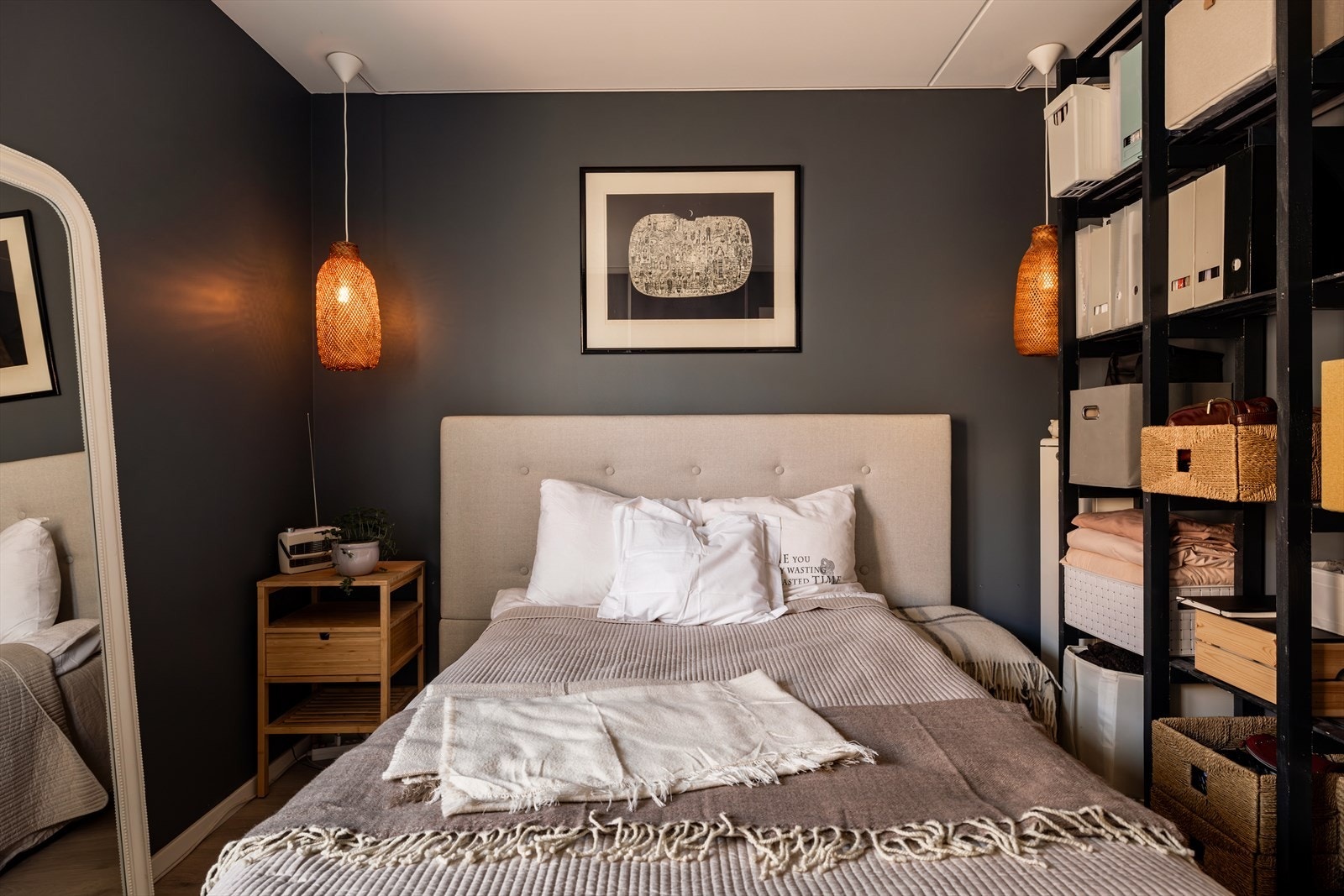 Overflatene er holdt i en mørkere blåfarge og innbyr til avslapning. Galleribilde