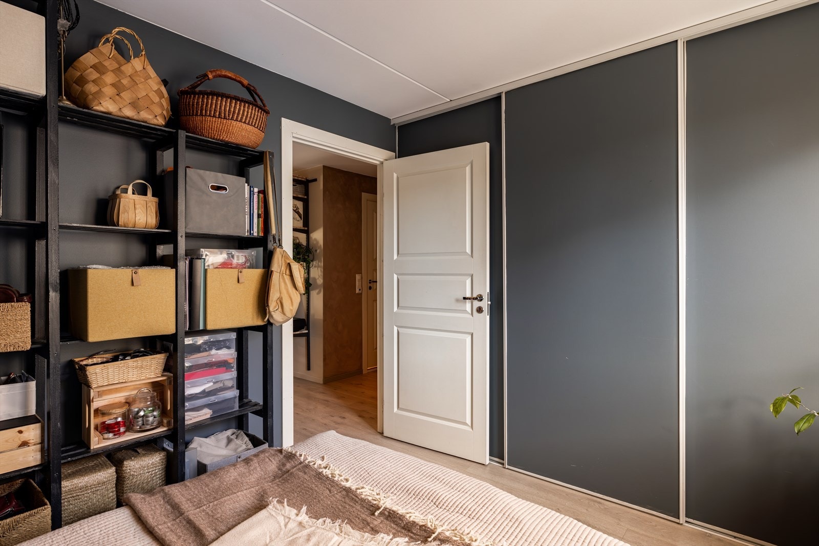 En stor skyvedørsgarderobe sørger for gode oppbevaringsmuligheter. Galleribilde