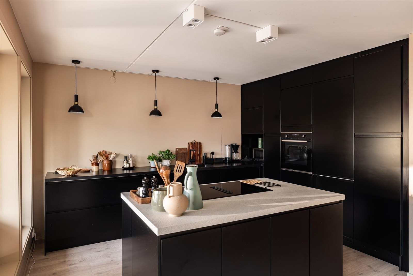 En god kombinasjon av skap- og benkeplass sikrer en funksjonell og stilren kjøkkenopplevelse. Galleribilde