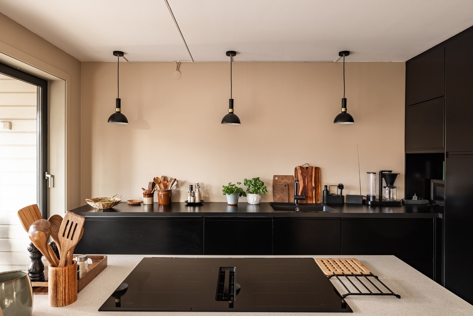 Moderne kjøkken med glatte fronter og stilrene løsninger. Galleribilde