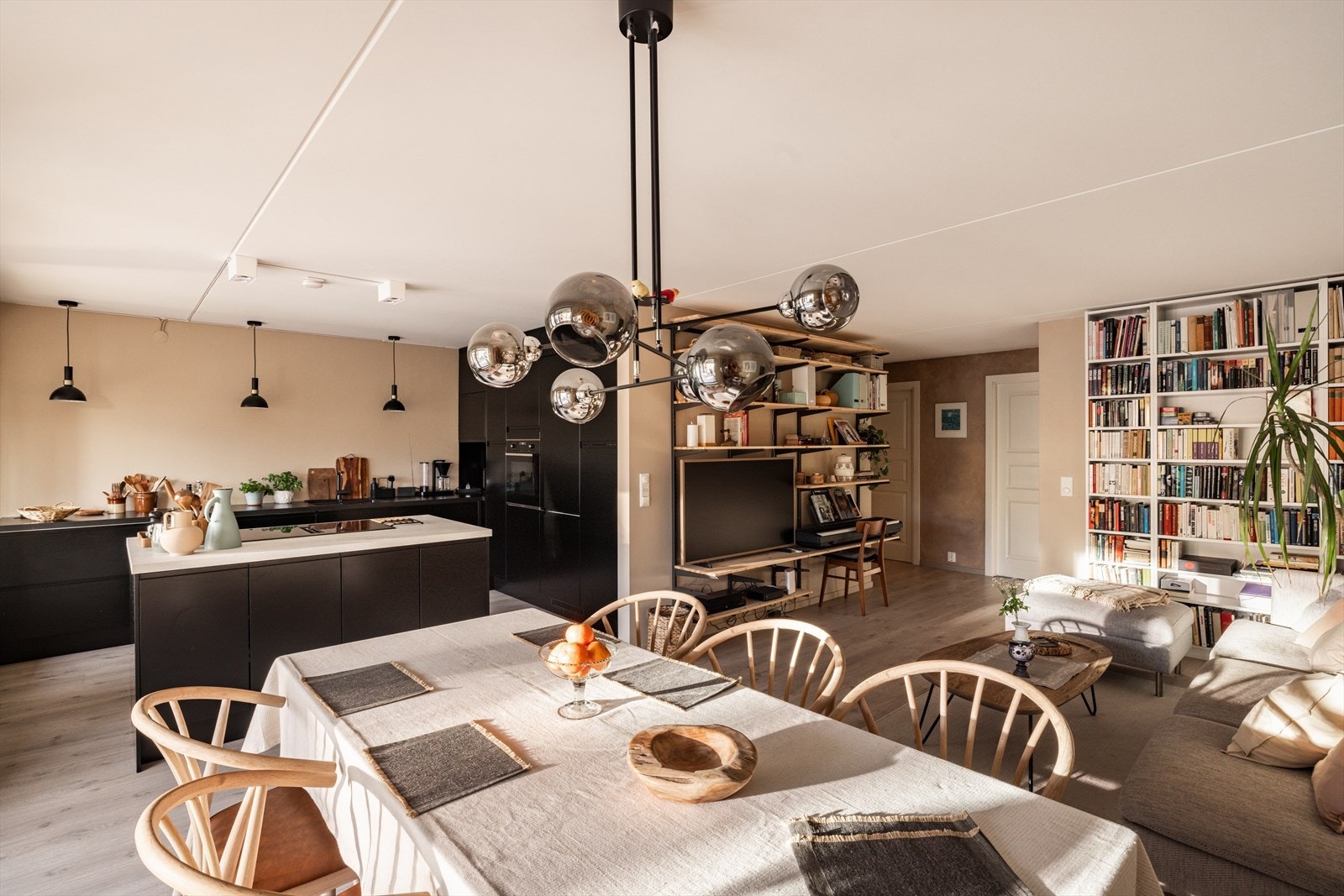 Stuen har god plass til både sofagruppe, mediebenk og spisebord, og den praktiske planløsningen gjør det enkelt å skape ulike soner. Galleribilde