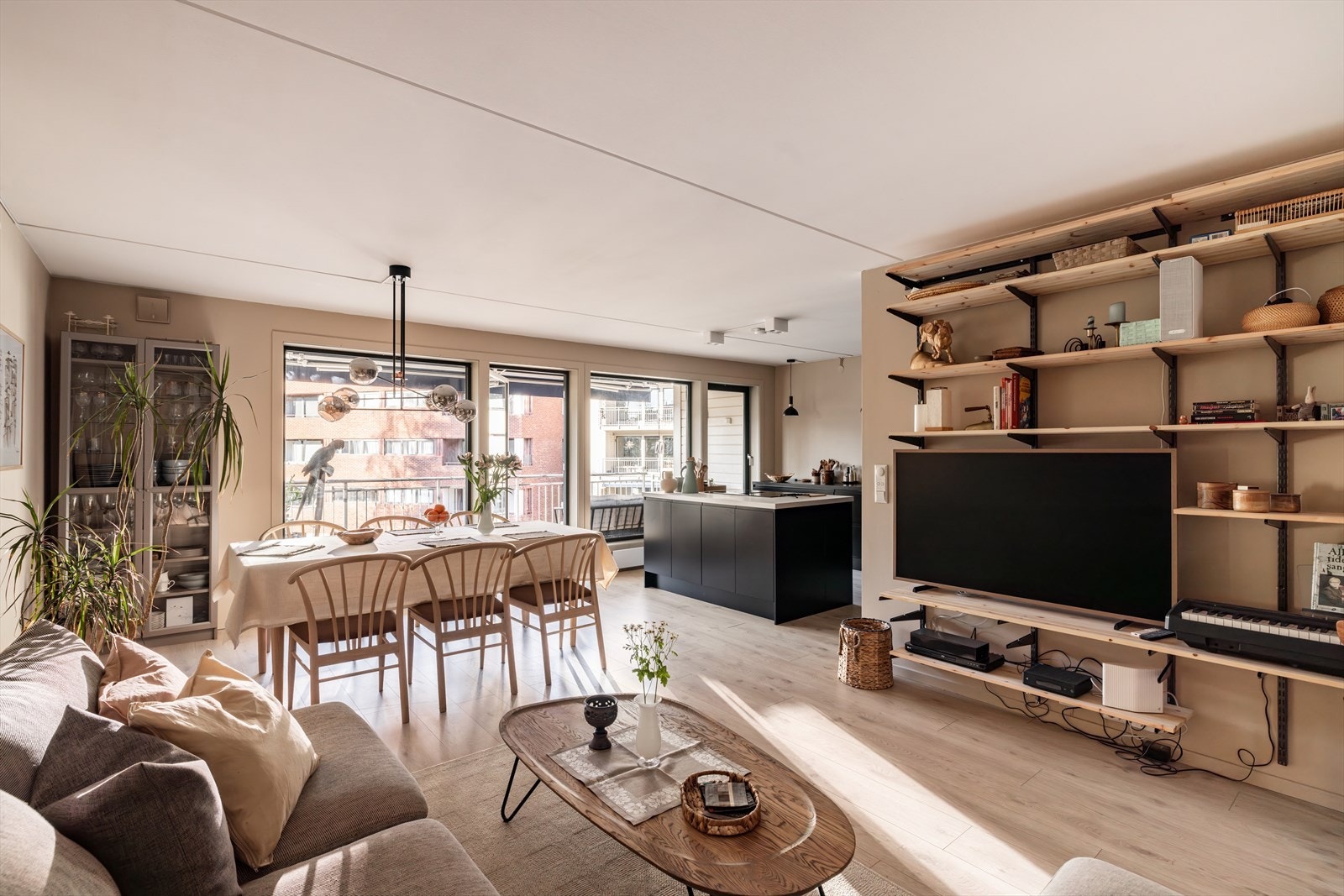 Lys og romslig stue med delvis åpen løsning mot kjøkkenet - et sosialt og innbydende allrom! Galleribilde