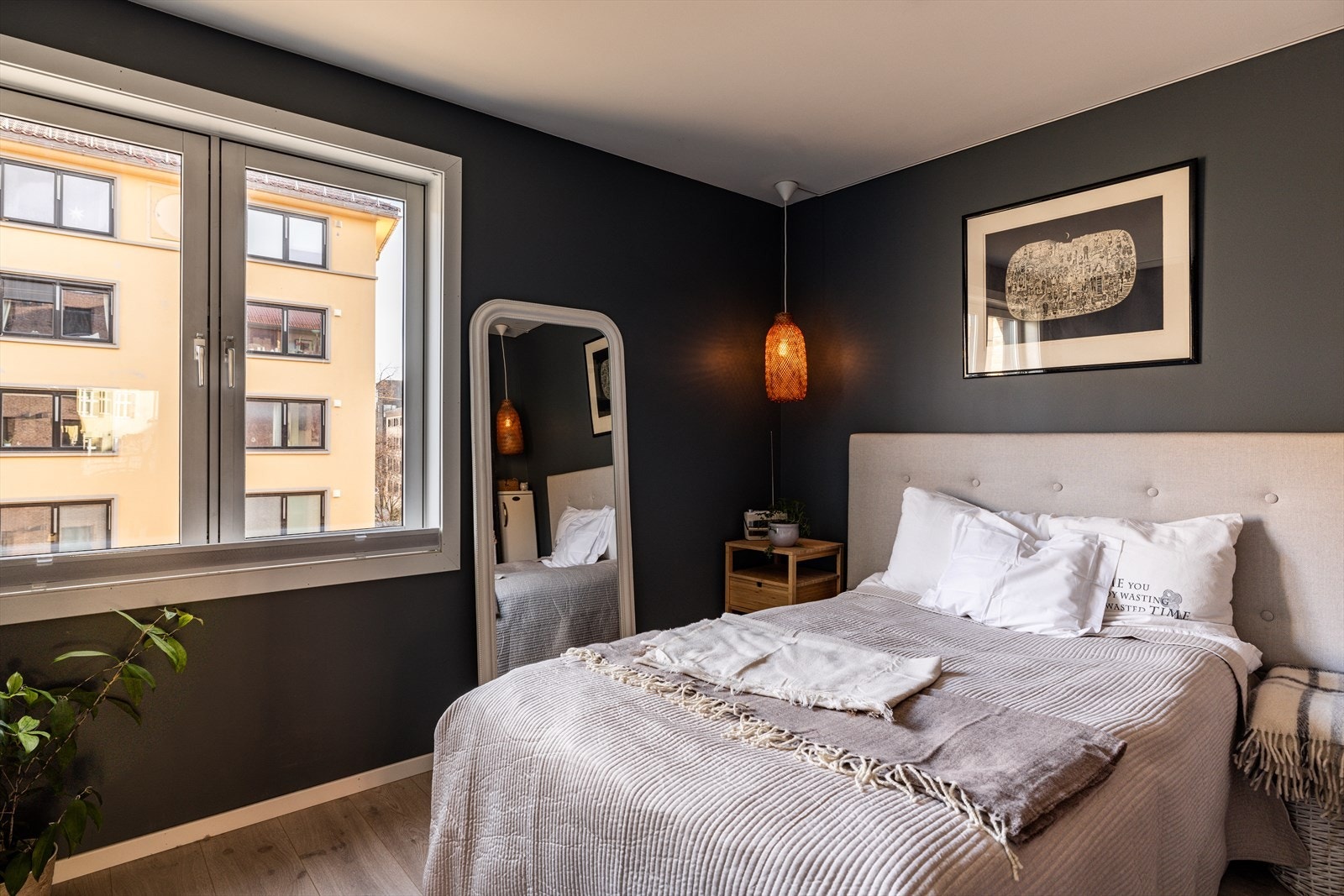 Romslig hovedsoverom med plass til dobbeltseng og tilhørende nattbord. Galleribilde