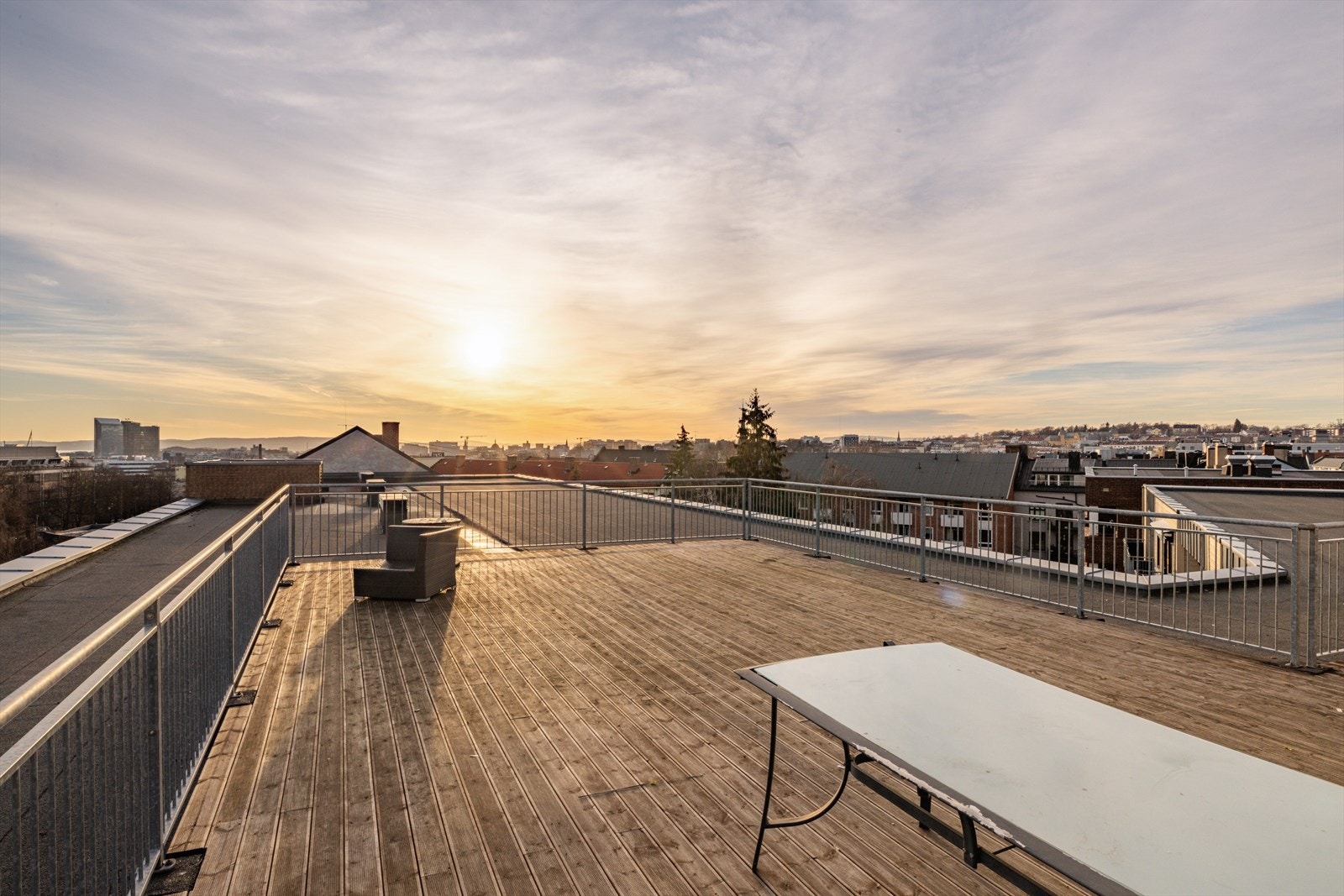 Beboere har tilgang på en felles takterrasse med gode solforhold dagen lang. Galleribilde