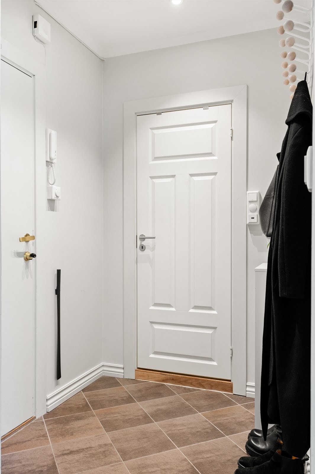 Borettslaget har 150 P-plasser og 6 MC-plasser som kan leies etter venteliste. Borettslaget har seks ladeplasser mellom 231 og 233. Plassene er kun for beboere i Maridalsveien borettslag. Galleribilde