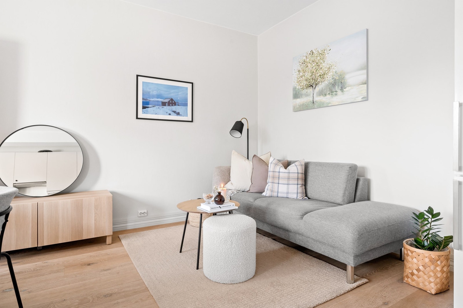Leiligheten har en god planløsning, og oppleves både lys og luftig hvor det er enkelt å trives. Galleribilde