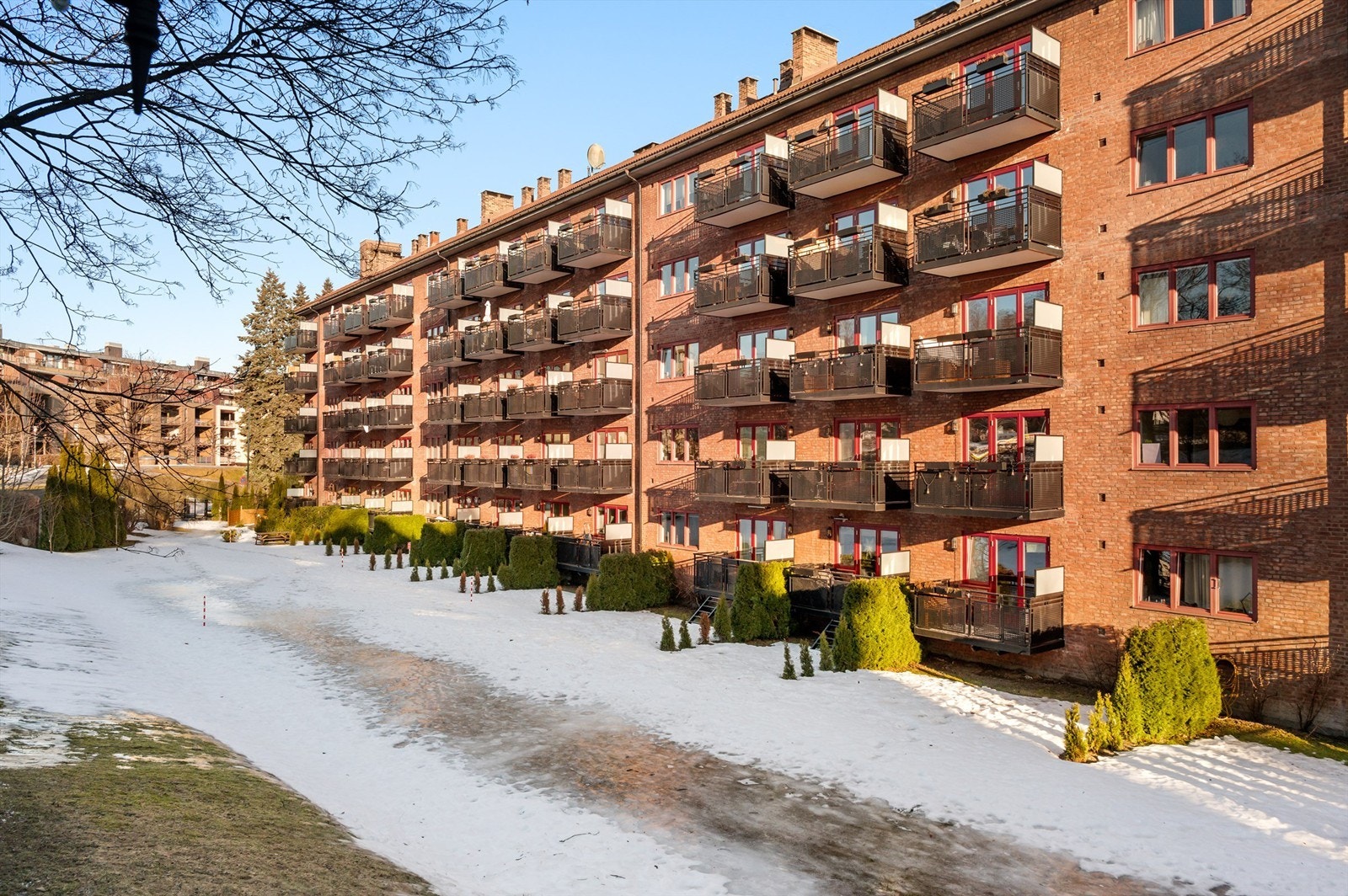 Borettslagets eiendom er svært hyggelig og pent opparbeidet med store grøntarealer med et rikt innslag av blomster og beplantninger, lekeplass, bordtennisbord og asfalterte internveier. Galleribilde