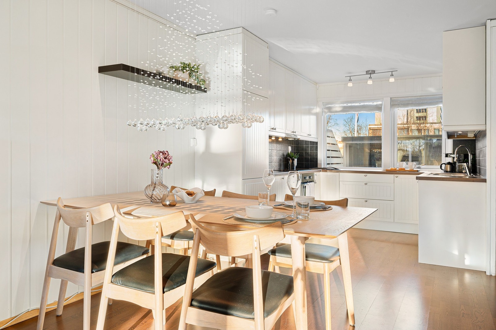 I tilknytning til kjøkkenet har du god plass til spisebord for flere personer. Galleribilde