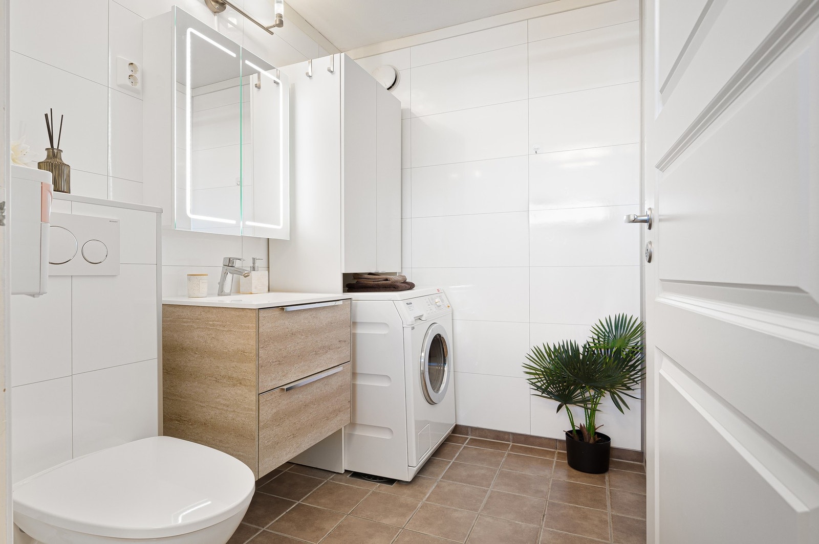 Boligen har to bad, ett i hver etasje. Badet i første etasje ble pusset opp i 2018, med nye baderomsplater og ny innredning. Galleribilde