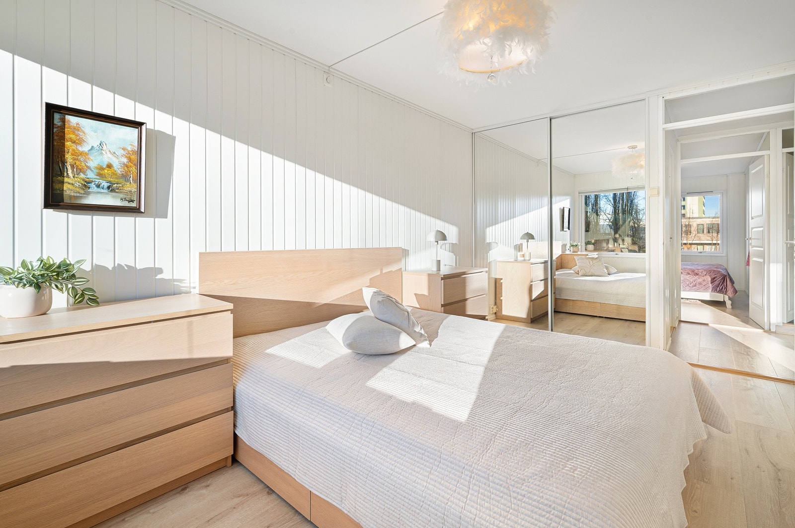 Soverommet er utformet med en fordypning langs den ene veggen, og legger opp til en naturlig plassering av garderobeløsning. Fordypningen er 1,7 meter bred, og utstyrt med skyvedører. Galleribilde