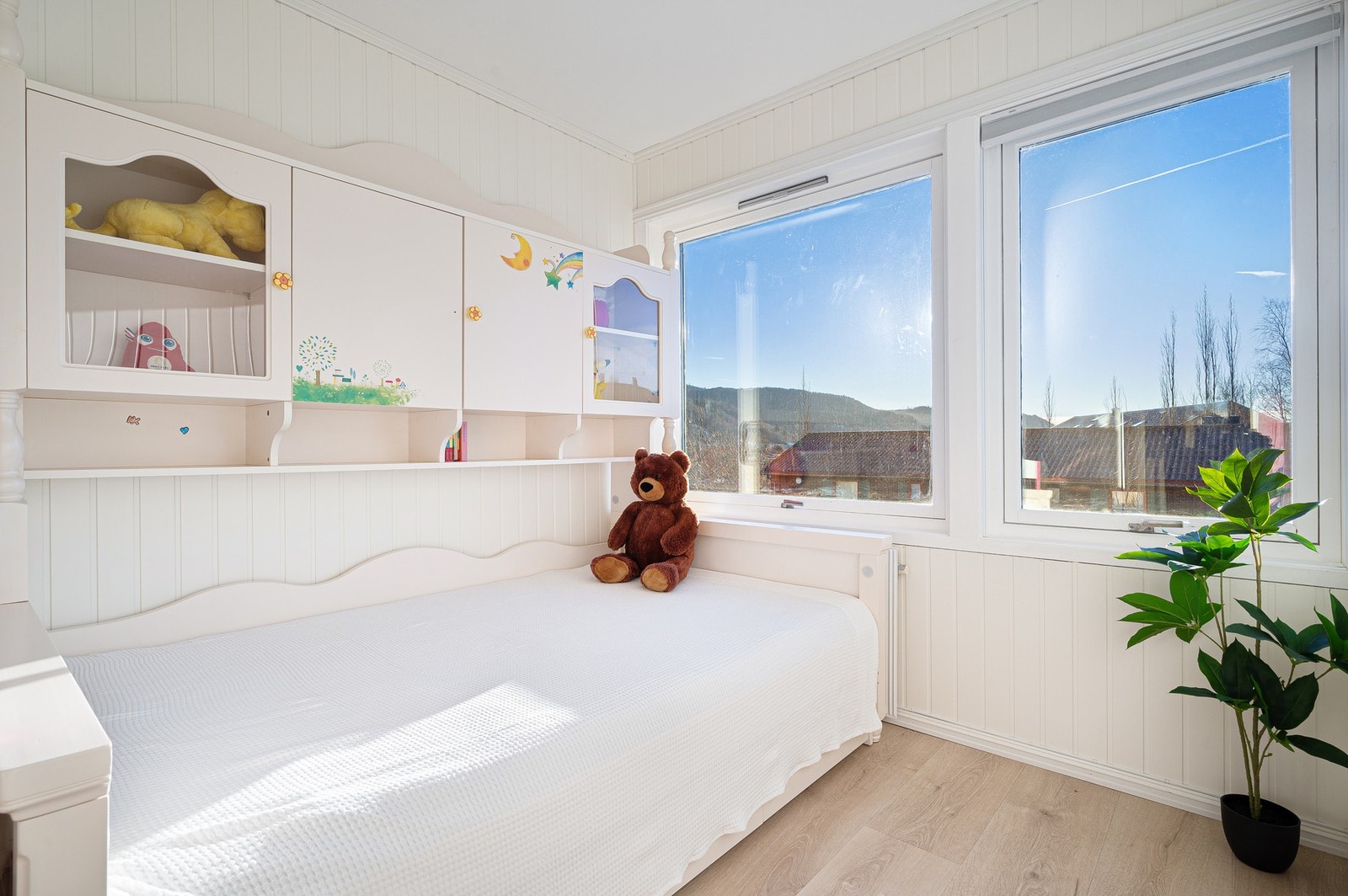 Boligen varmes primært opp av vannbåren fjernvarme gjennom radiatorer montert på vegg. Fjernvarmen er inkludert i de månedlige felleskostnadene. Galleribilde