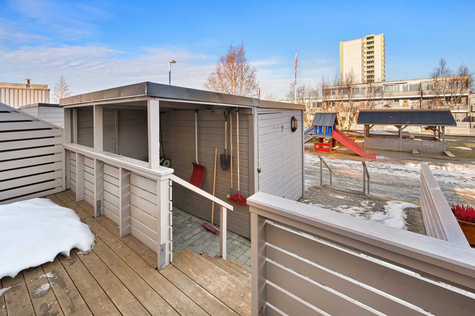 Utenfor inngangsdøren har du en nordvendt terrasse på 16,5 kvm. Galleribilde