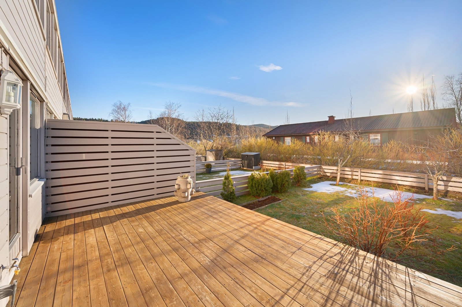 Uteområdet vender mot sør og byr på svært gode solforhold - et perfekt sted for hyggelige stunder med familie og venner. Galleribilde