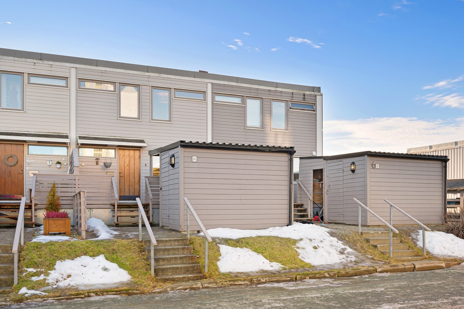 Andelen disponerer parkeringsplass i byggets felles kjeller, og det er mulighet for å registrere én ekstra bil på utvendig parkeringsplass. Det er også gjesteparkering tilgjengelig i området. Galleribilde