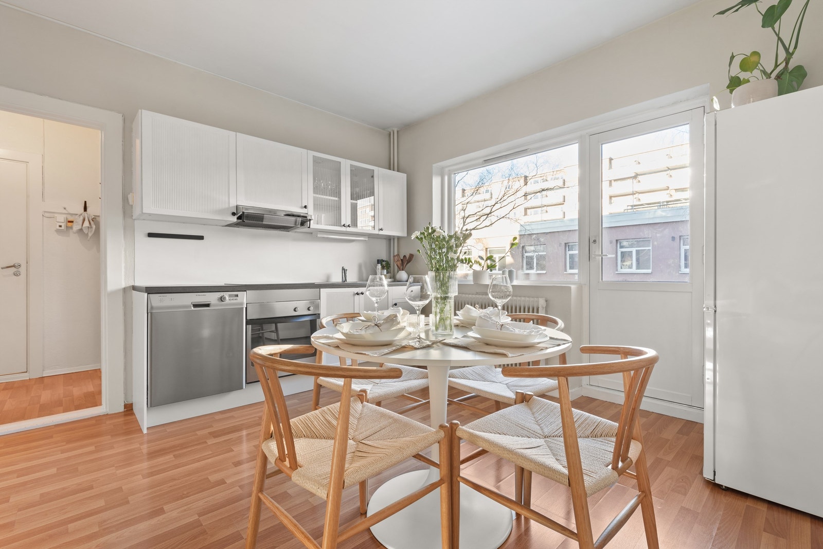 Kjøkkeninnredningen har lyse, profilerte fronter og laminat benkeplate Galleribilde