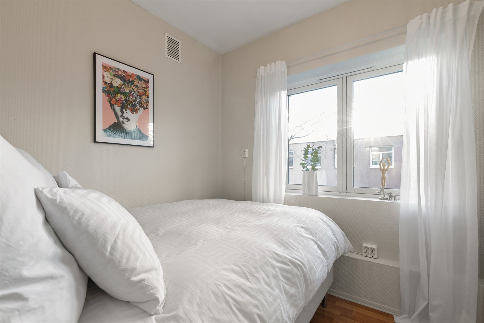 Luftig soverom med god plass til dobbeltseng og tilhørende nattbord. Galleribilde