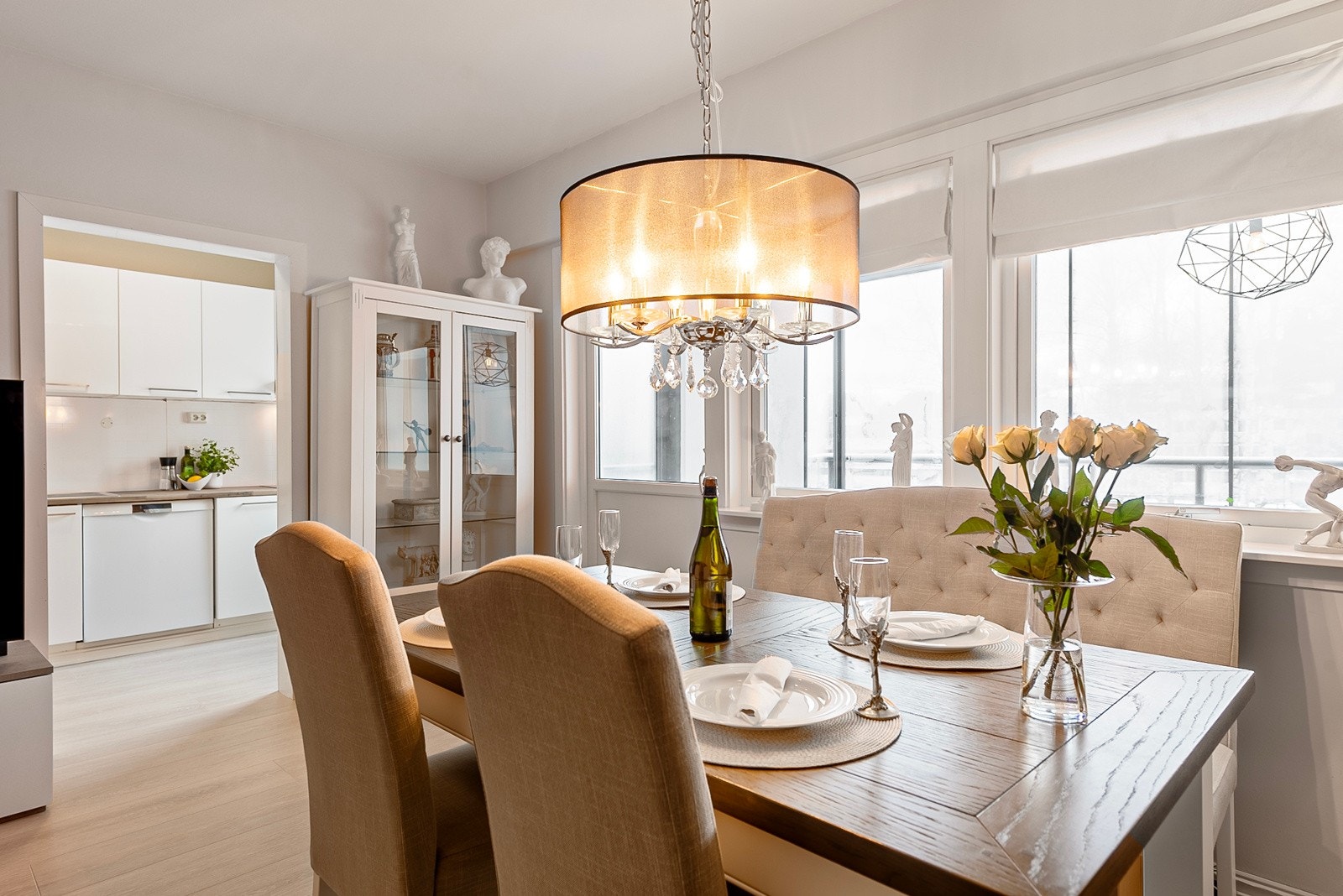 Store vindusflater gir mye naturlig lys Galleribilde