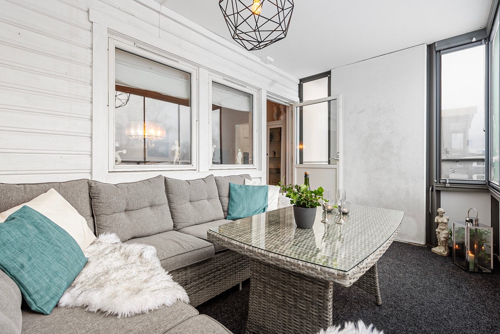 Fra stuen er det utgang til en innglasset balkong på ca. 10 kvm Galleribilde