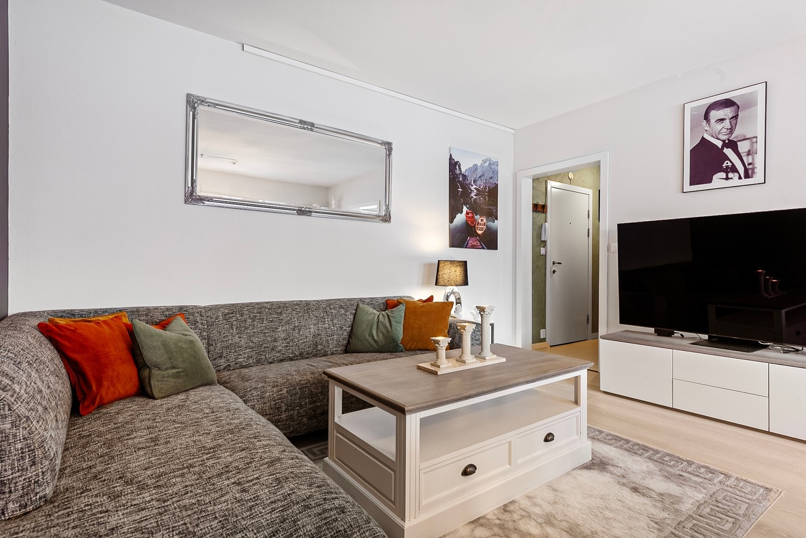 Det er plass til stor sofaløsning, stuebord og TV Galleribilde