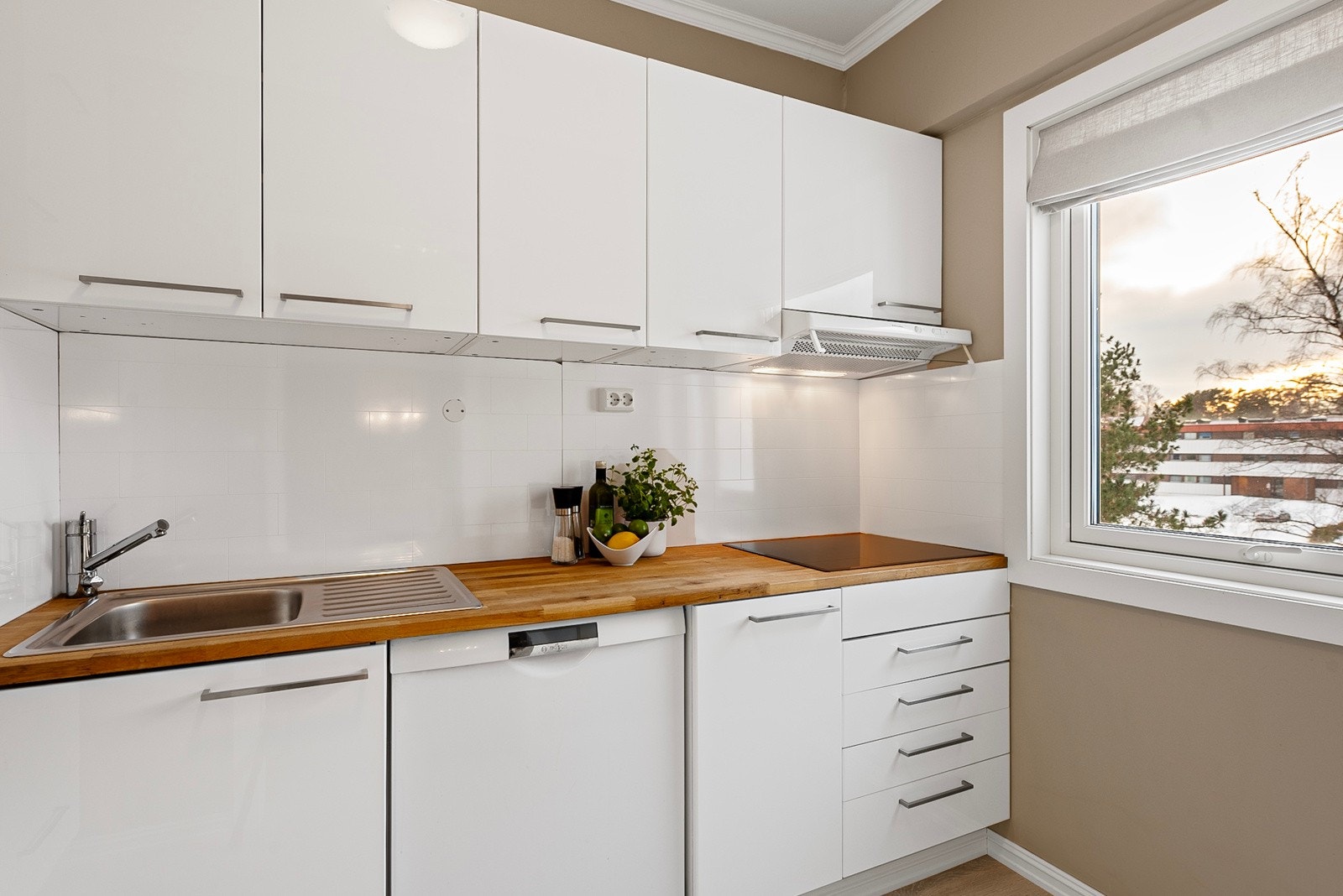 Kjøkkenet har godt med oppbevaringsplass i over- og underskap Galleribilde