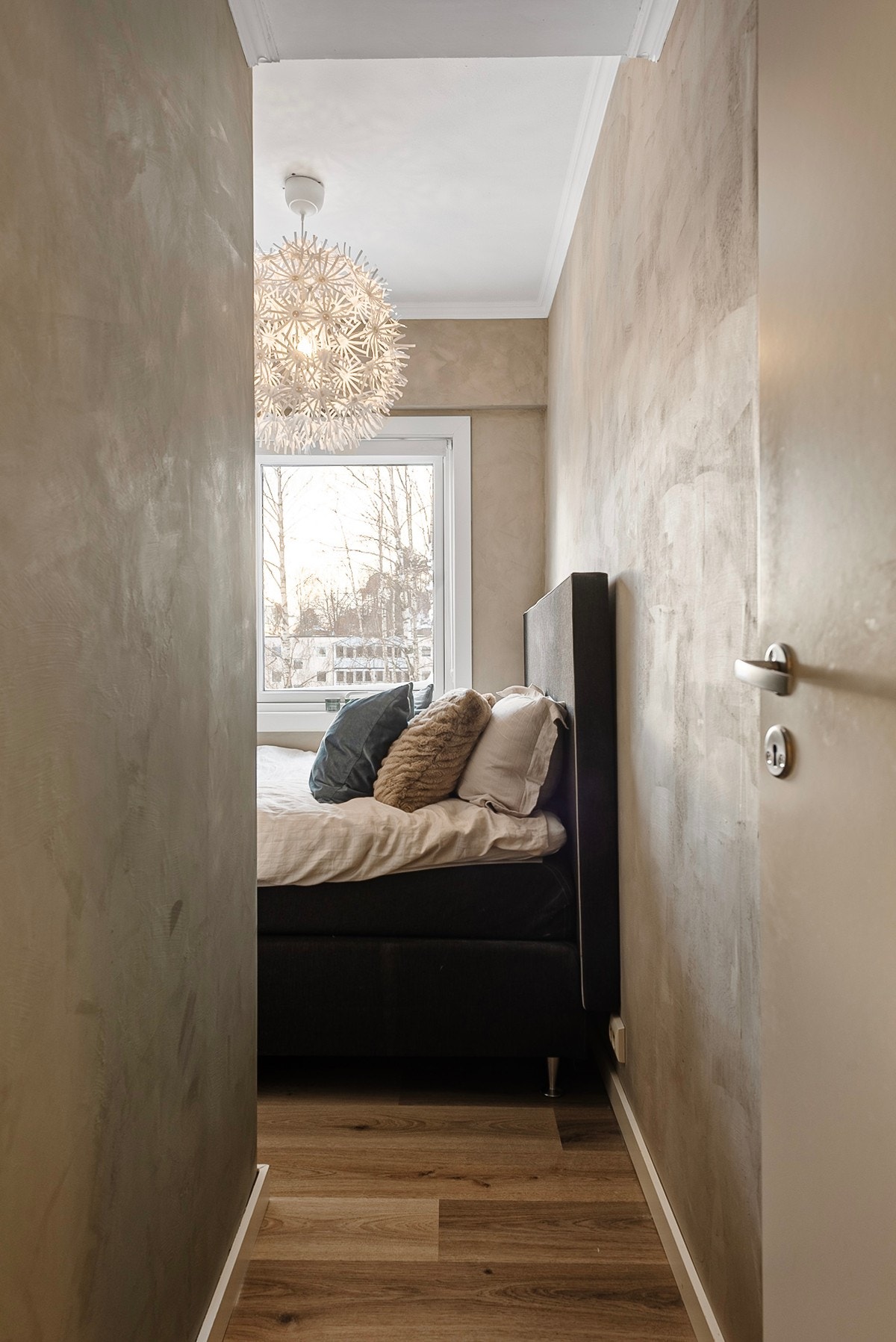 Til høyre er det innebygget garderobeskap. Soverommet har tidsriktig kalkmaling på veggene! Galleribilde