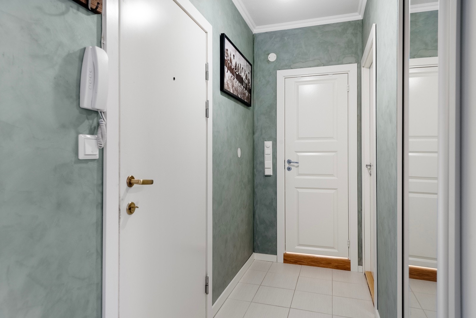 Her kommer du inn i en lys og innbydende gang som gir et fint førsteinntrykk. Det er callinganlegg og garderobeskap i gangen Galleribilde