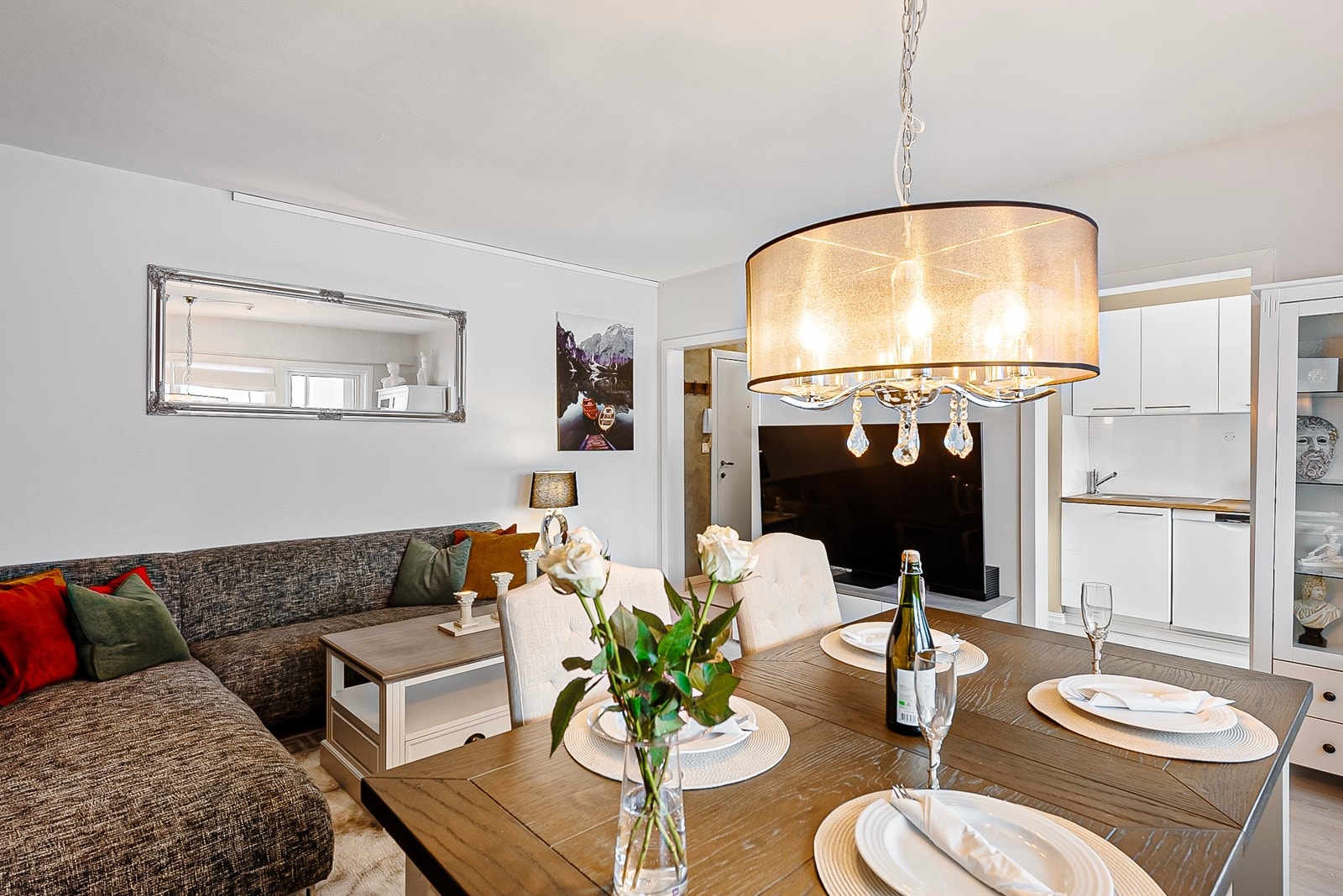 Stuen og kjøkkenet har nye laminatgulv og lister Galleribilde