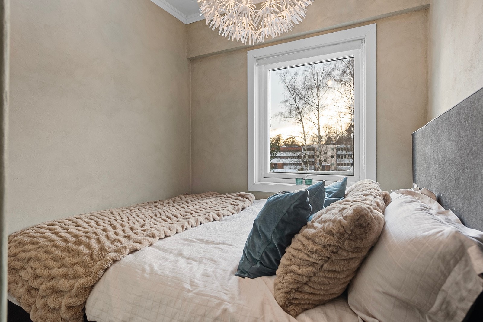 Leiligheten har et soverom med plass til dobbeltseng Galleribilde