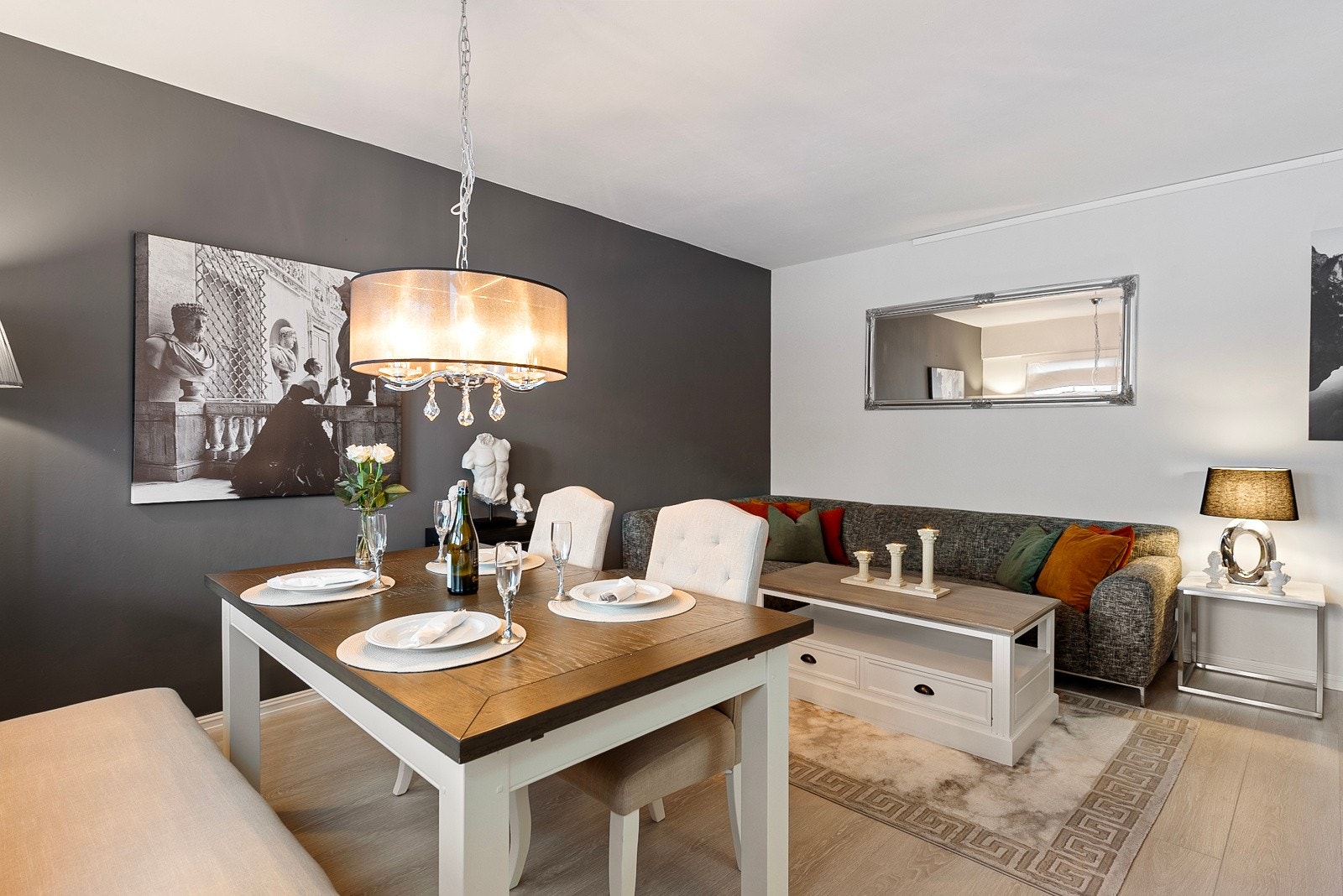 Stuen har en god soneinndeling og oppleves som svært romslig Galleribilde