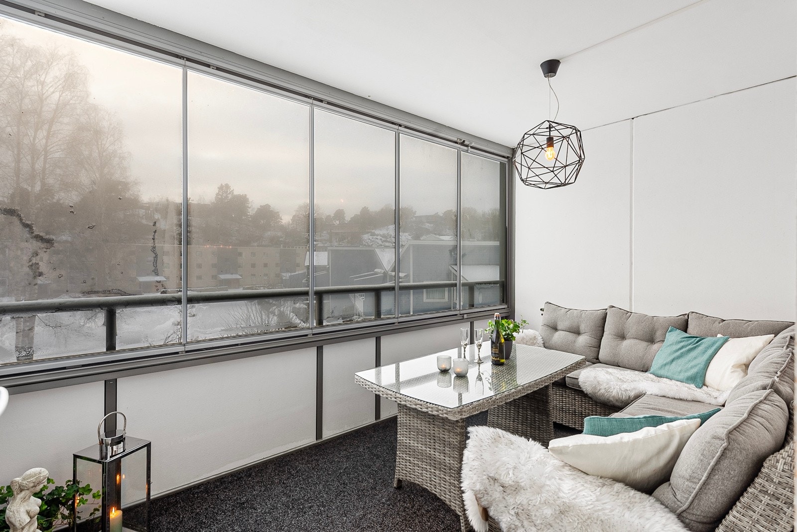 Det er god plass til en stor sittegruppe, her kan du nyte solfylte dager Galleribilde