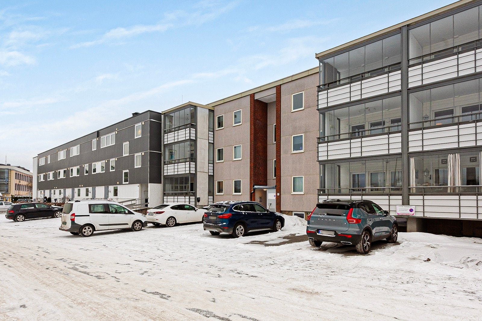 Det er montert el-billadere i borettslaget og felles parkering for beboerne Galleribilde