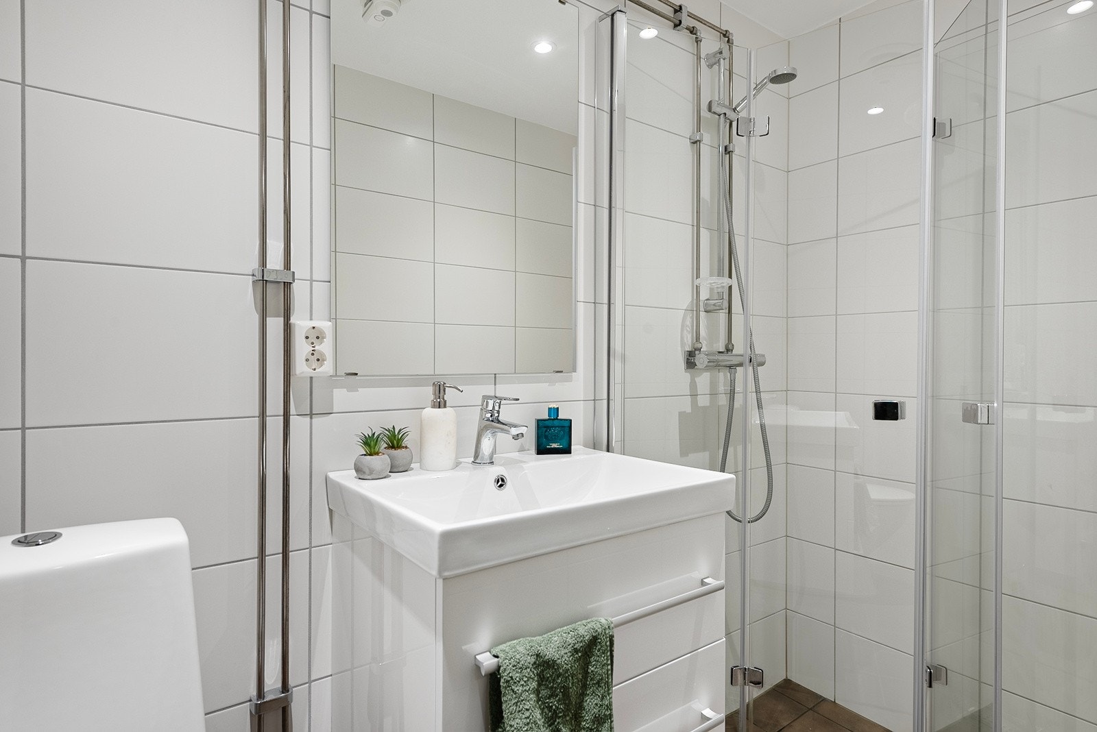 Lyst og lekkert bad fra 2020 som ble rehabilitert i regi av borettslaget Galleribilde