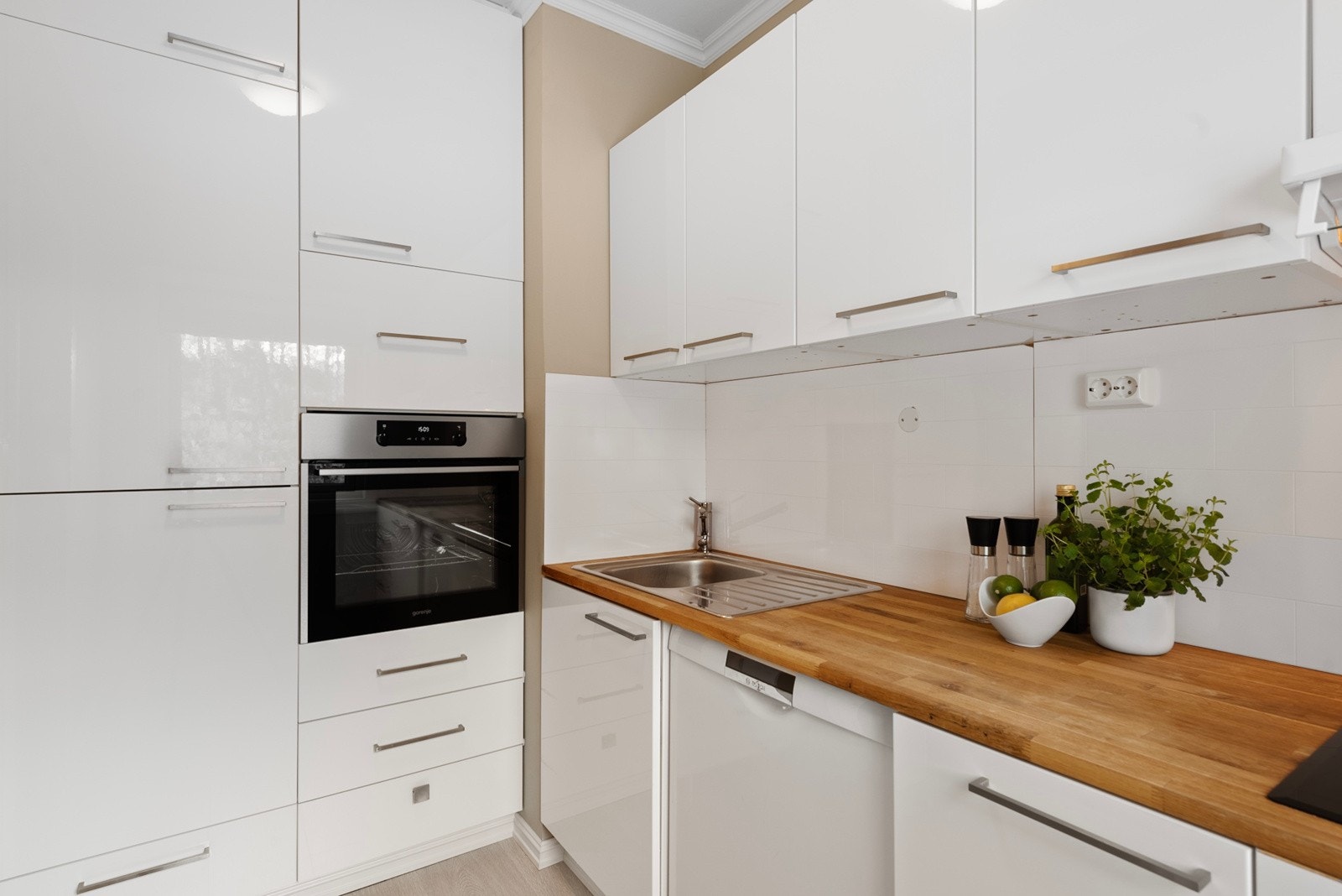 Av hvitevarer er det intregrert induksjonstopp, stekeovn og kjøleskap med fryserdel i høyskap. Det er nisje for oppvaskmaskin Galleribilde