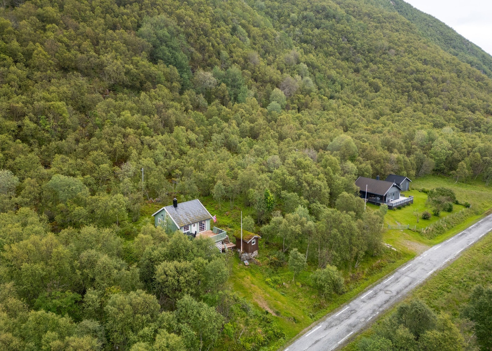 Det er parkering på eiendommen, og adkomst helt til hytta. Galleribilde