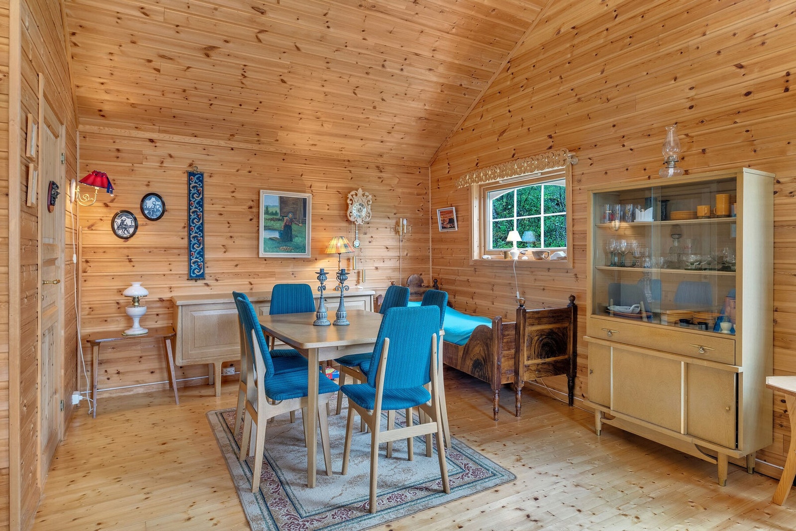 Hytta oppvarmes med vedfyring og elektrisitet. Galleribilde