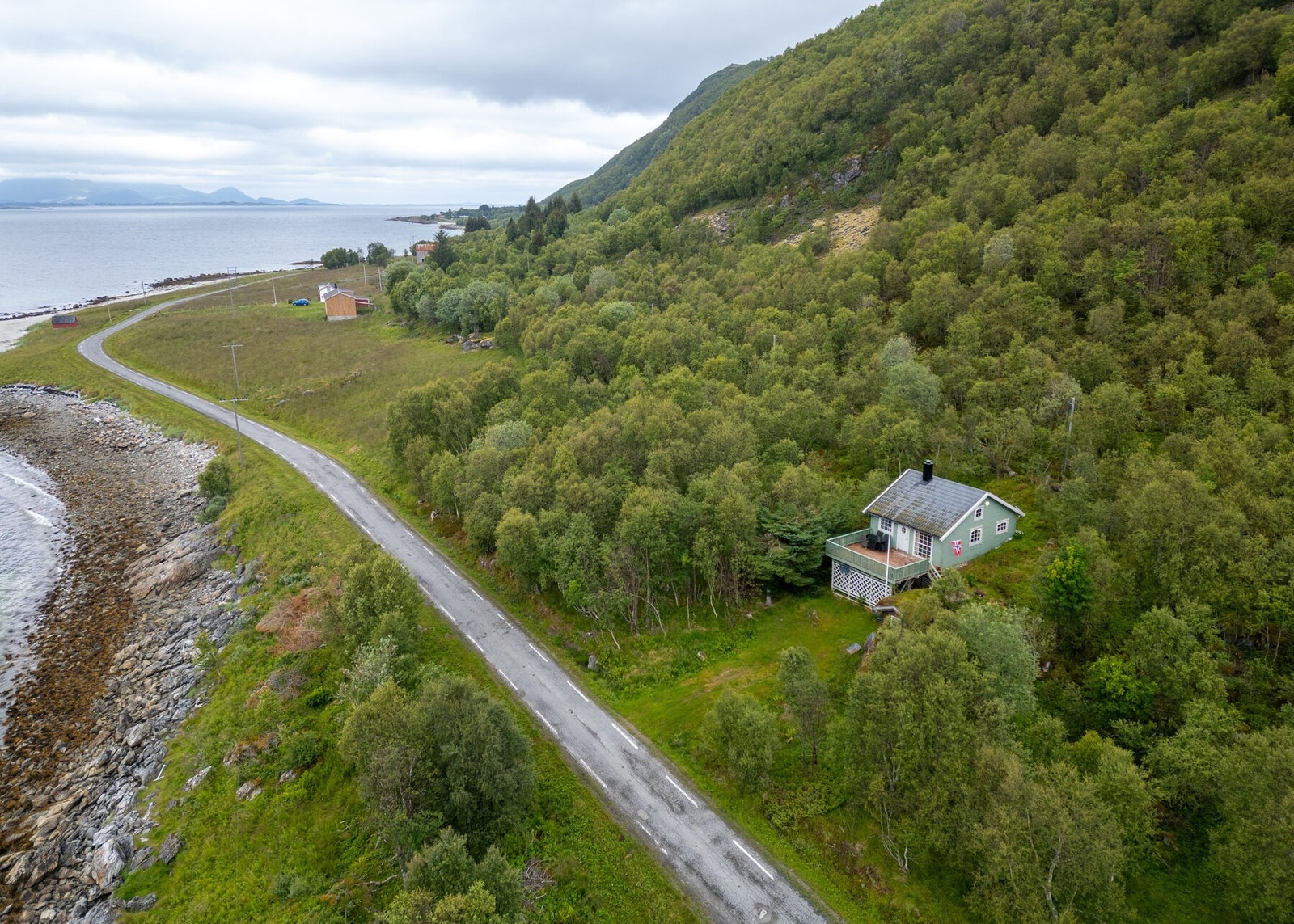 Sjarmerende, liten fritidsbolig sør på Andøy i solrike og naturflotte omgivelser. Galleribilde