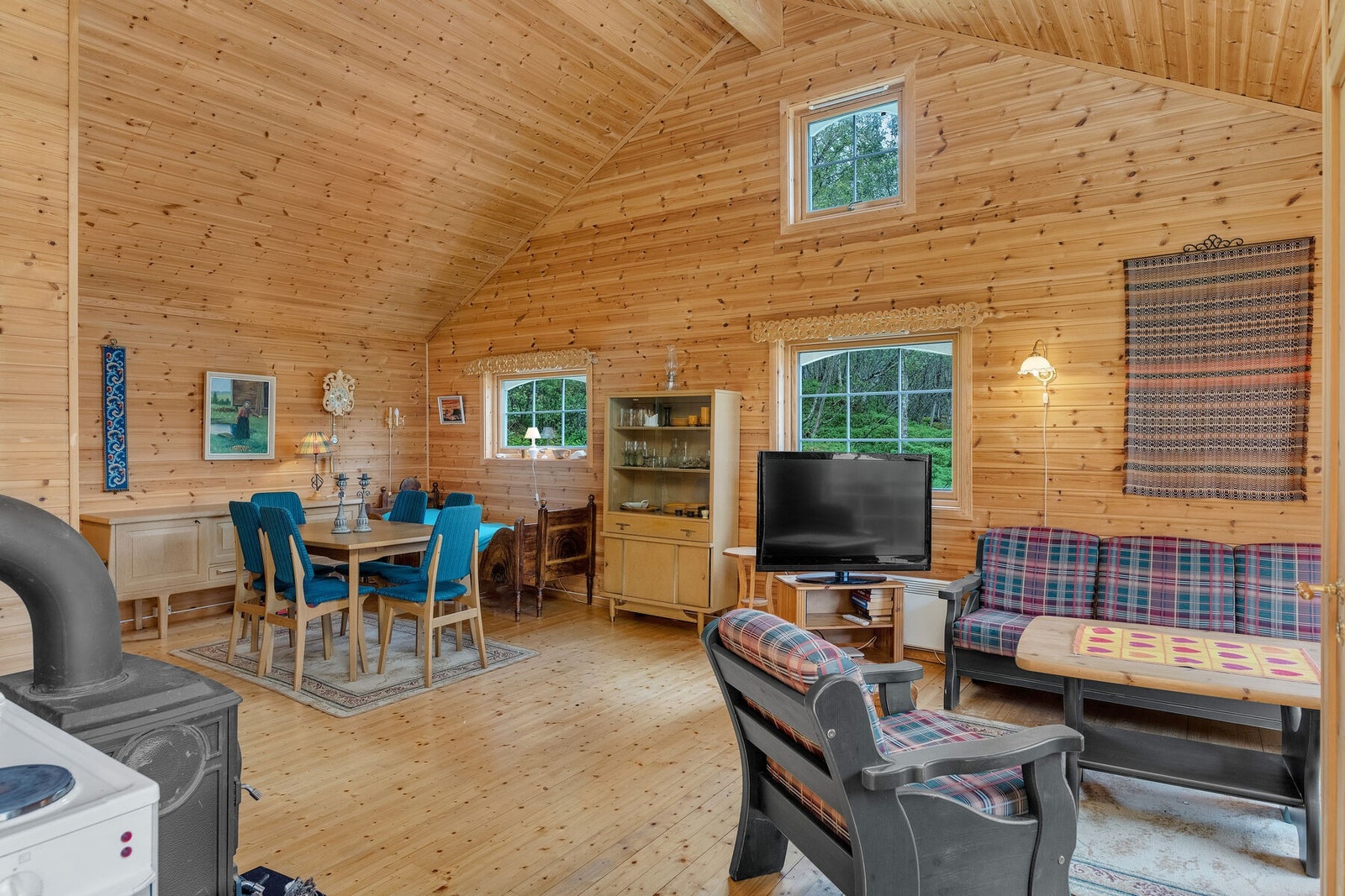 Koselig stue med god plass til både spisegruppe og sofakrok. Galleribilde