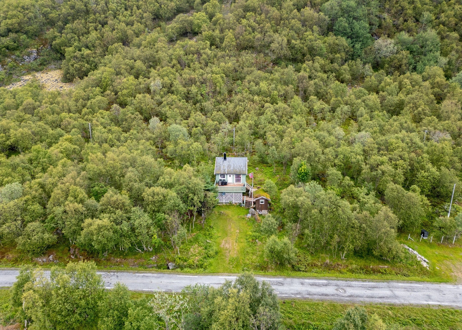 Eiendommen sett fra luften og området rundt. Galleribilde