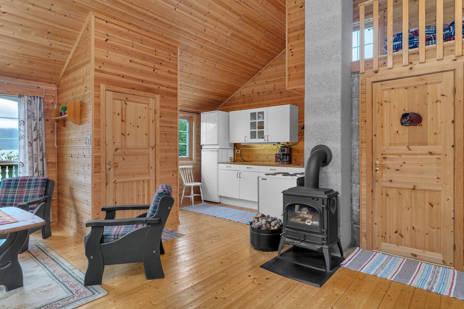 Hytta har åpen planløsning samt god takhøyde som sammen gir en god romfølelse. Galleribilde