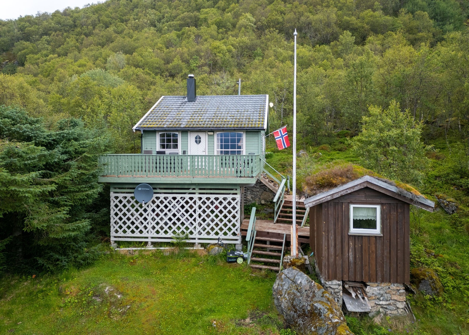 Fritidsboligen har flott beliggenhet, helt sør på Andøya, omringet med vakker natur Galleribilde