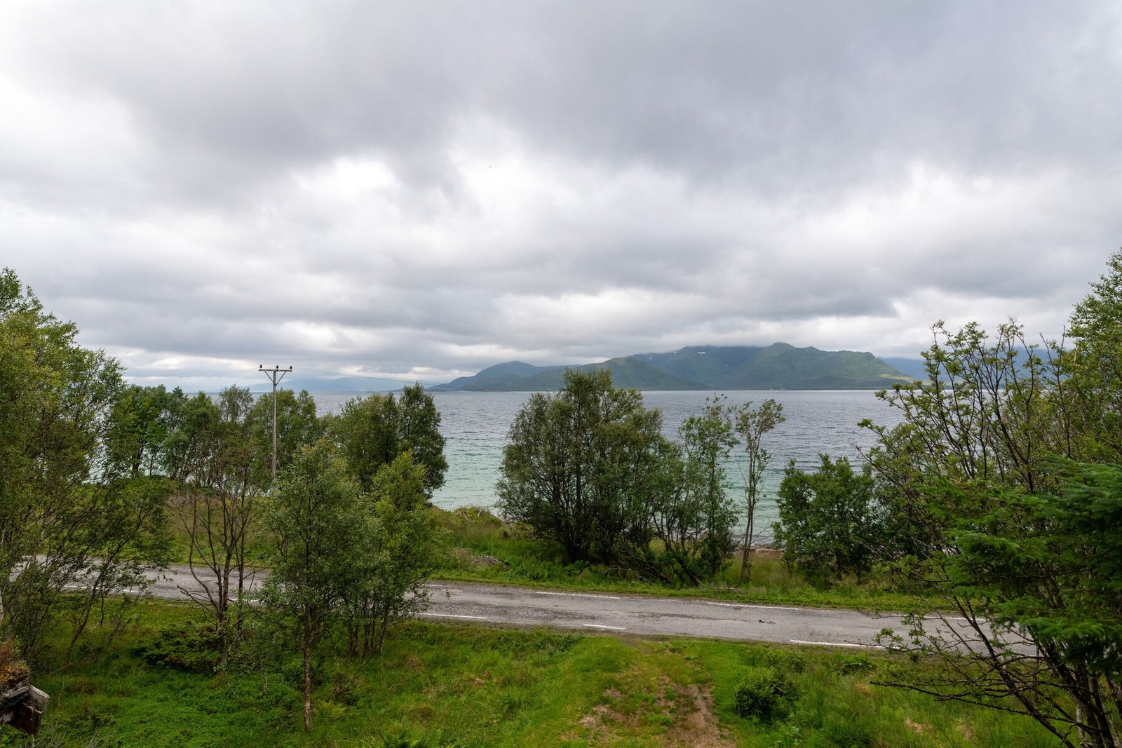 Hytta ligger høyt i terrenget, noe som byr på flott utsikt mot sjø, fjell og natur. Galleribilde