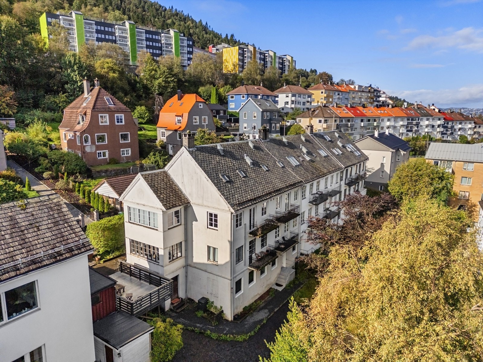 Leiligheten har en sentral og god beliggenhet i Solheimsviken. Det er kort vei til dagligvarebutikker, Laksevåg senter, Danmarksplass og Bergen
sentrum Galleribilde
