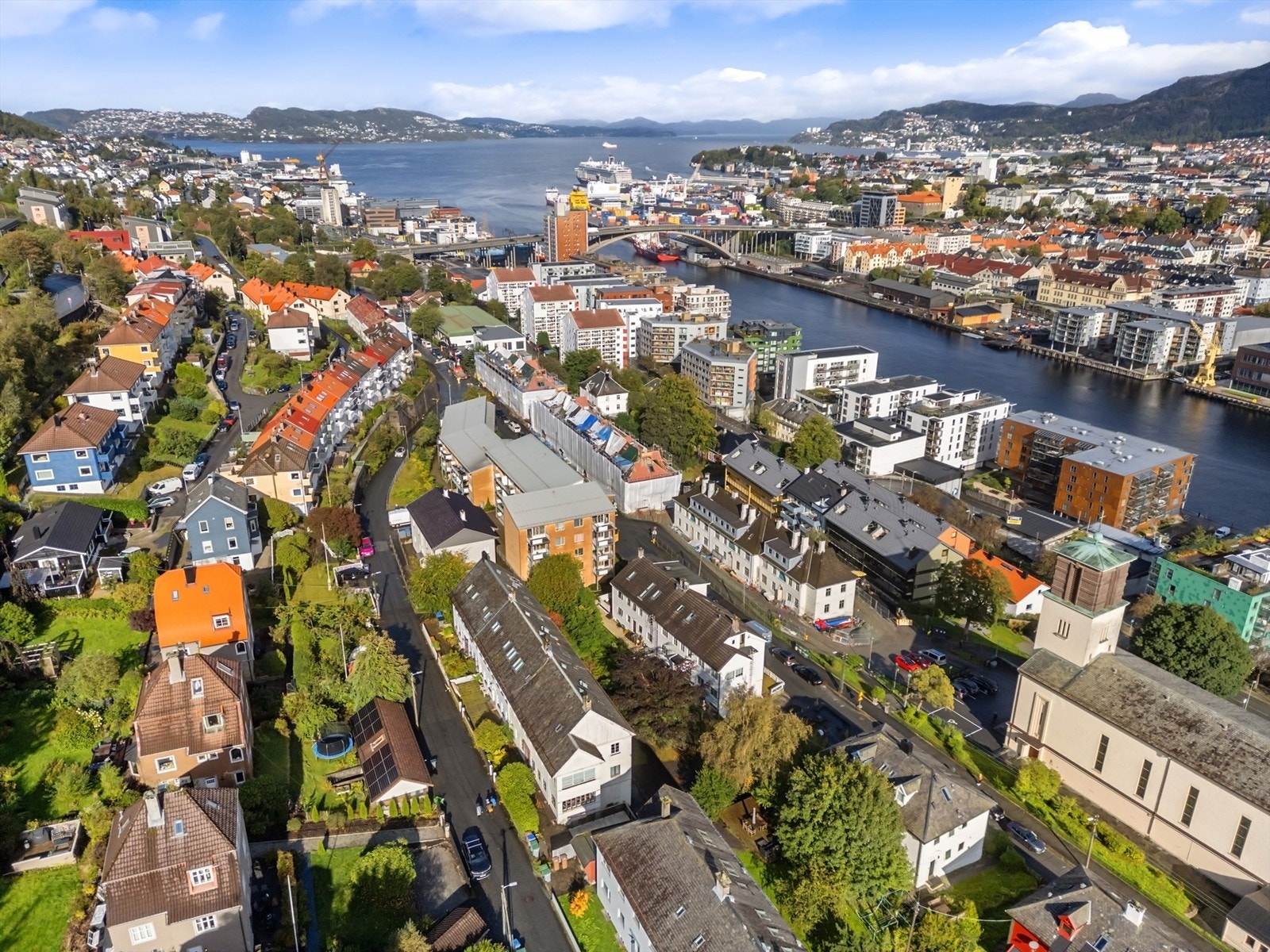 Leiligheten har i tillegg kort vei til flere turområder som "Skillingsbollen", Løvstakken og Damsgårdsfjellet like ved Galleribilde