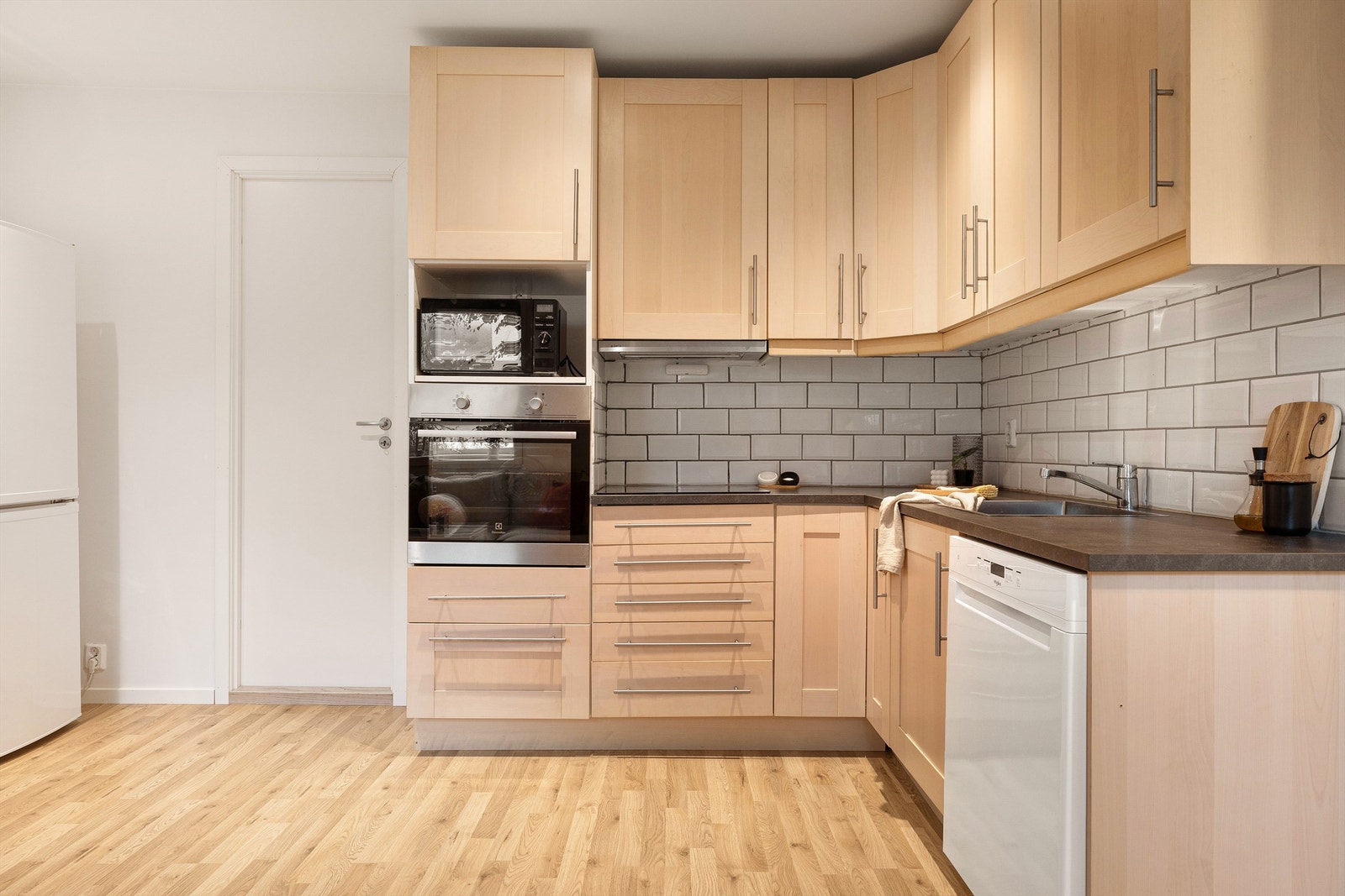 Integrerte hvitevarer: - Stekeovn. - Platetopp m/induksjon. - Oppvaskmaskin/- halvintegrert. - Kjøl/fryseskap frittstående
- Komfyrvakt og vannstopp er montert. Galleribilde