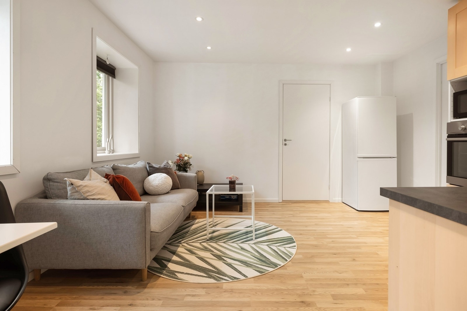 Stue med åpen kjøkkenløsning. Galleribilde